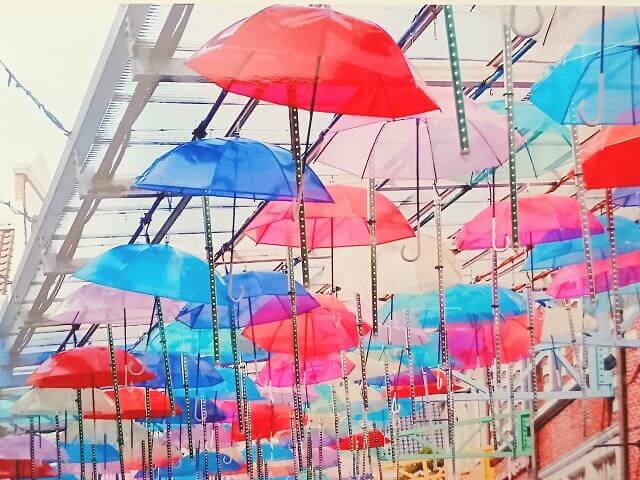 傘がたくさん飾られている通り
